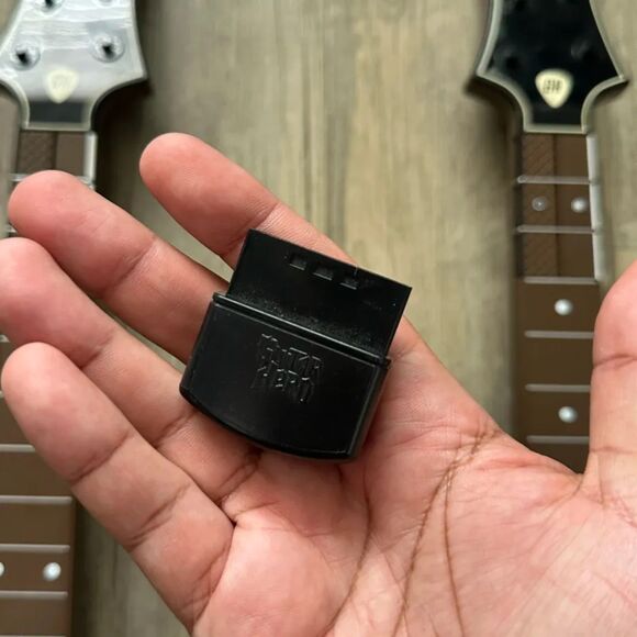 Guitar Hero Live Wireless Guitar Bundle & Kramer Striker Wireless Receiver - Picture 4 of 7